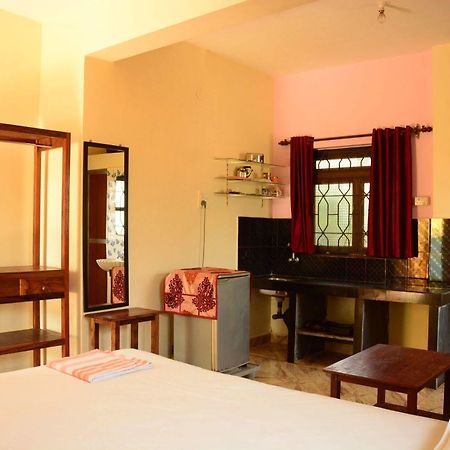 Morjim Sunset Guesthouse Bagian luar foto