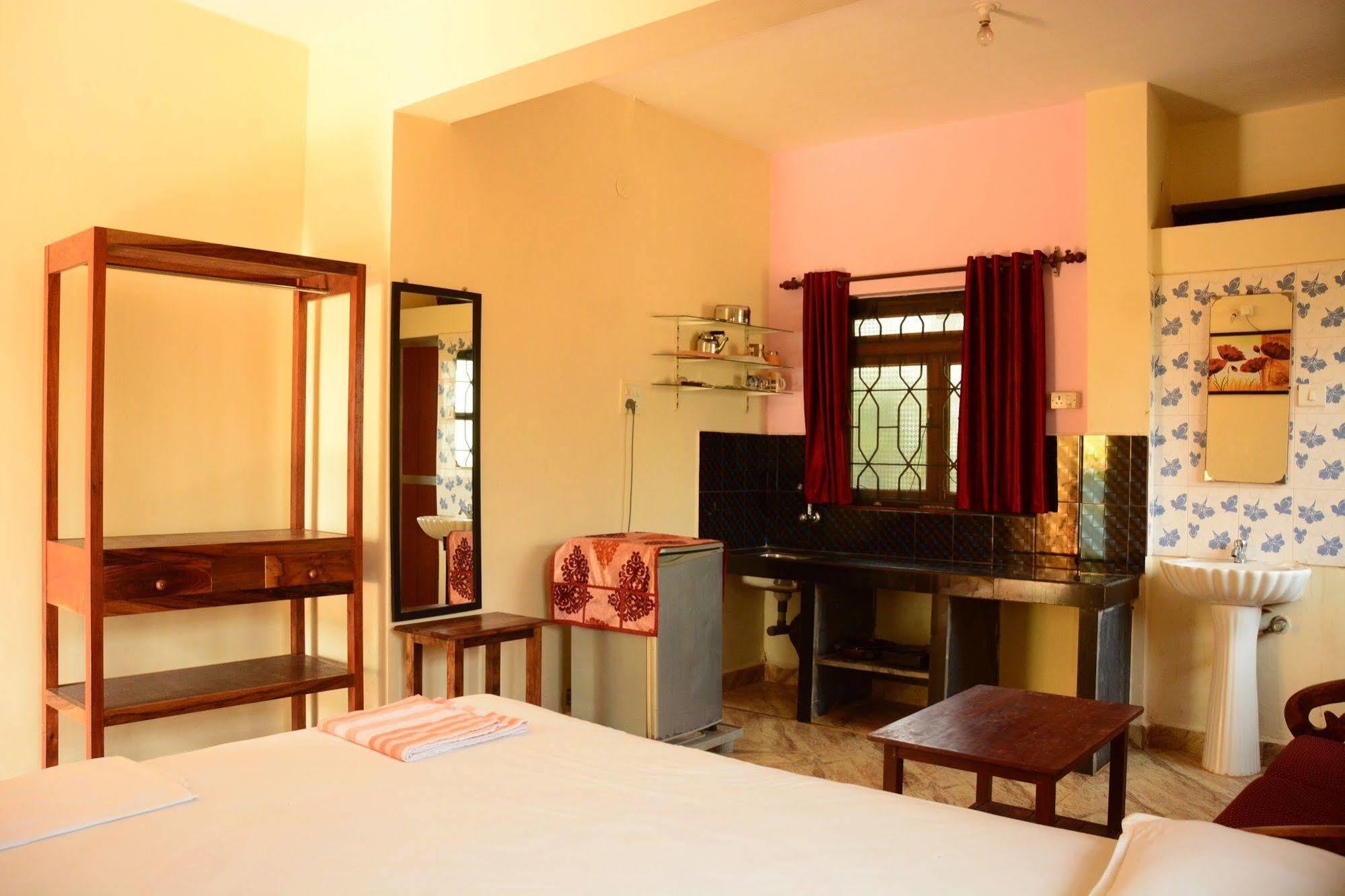 Morjim Sunset Guesthouse Bagian luar foto