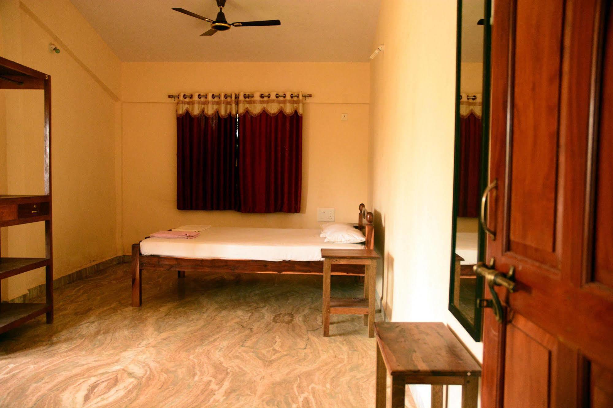 Morjim Sunset Guesthouse Bagian luar foto