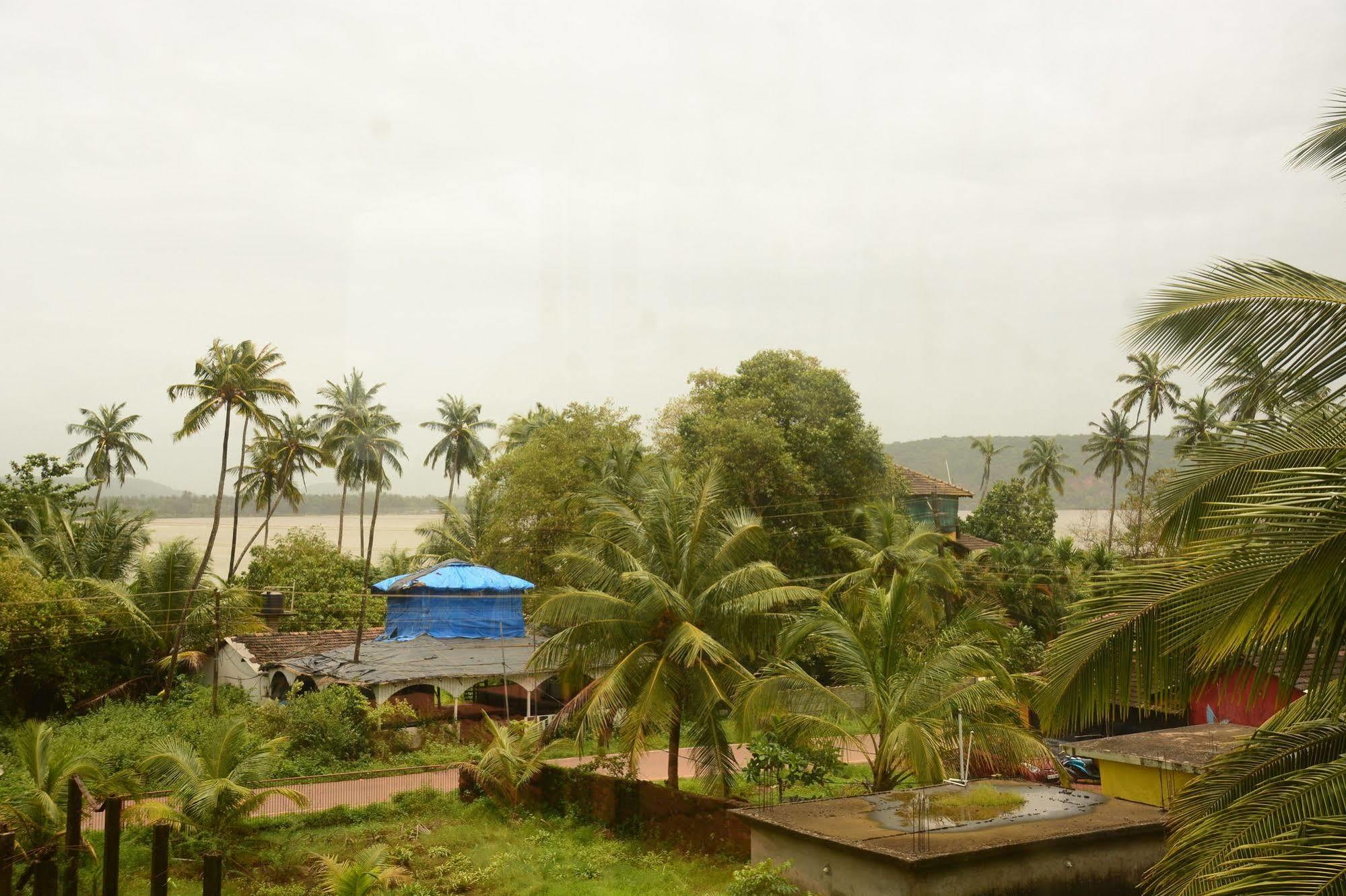 Morjim Sunset Guesthouse Bagian luar foto