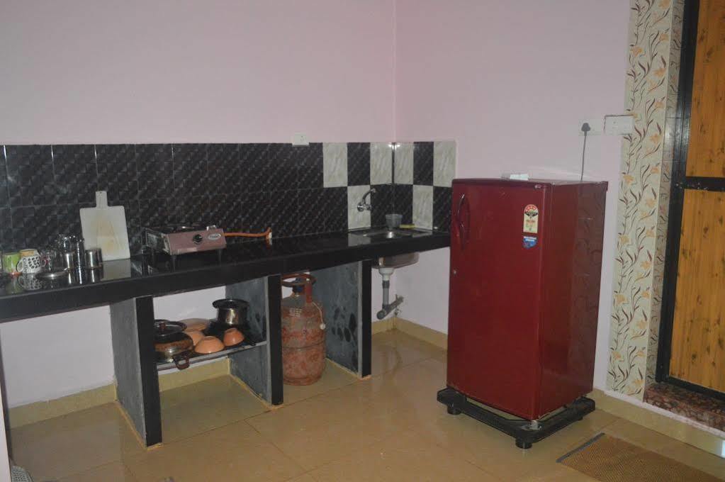 Morjim Sunset Guesthouse Bagian luar foto